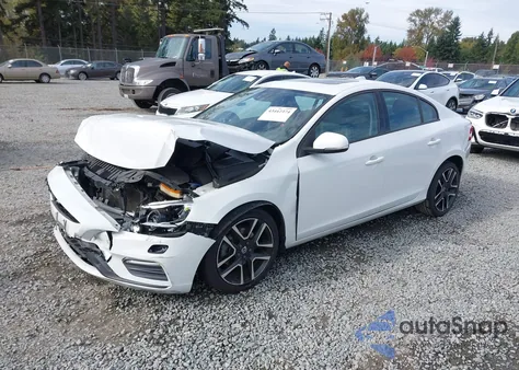 2017 Volvo S60 T5 Dynamic z USA, uszkodzony, nr VIN YV126MFL4H2432410